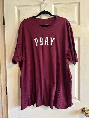 Burgundy 'PRAY' Graphic Tee - Casual Crewneck